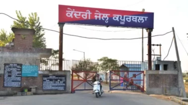 पुलिस पर हमला, बैरकों में तोड़फोड़.कपूरथला जेल में खूनी बवाल से मचा हड़कंप! बाहर लगी एंबुलेंस की कतारें