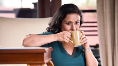 जेवणानंतर लगेच तुम्ही कॉफी घेता का? कॉफीपेक्षा चहा जास्त लाभदायक ठरतो का?