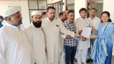 कैराना में प्रस्तावित मेले को रद्द करने की मांग, सभासदों ने डीएम को सौंपा ज्ञापन