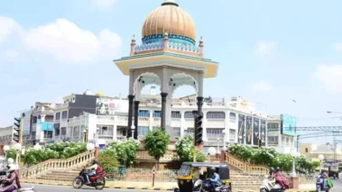 ವಾಹನ ಸವಾರರು, ಪಾದಚಾರಿಗಳಿಗೆ ದುರ್ಬಲ ಮರಗಳ ಆತಂಕ; ಮೈಸೂರು ನಗರ ಪಾಲಿಕೆಯಿಂದ ನಡೆಯದ ಟ್ರಿಮ್ಮಿಂಗ್ ಕಾಯ೯
