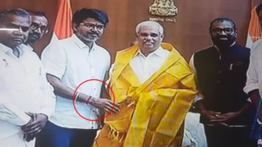 கையில் சிகப்பு கயிறு! நெற்றியில் திலகம்! முகம் முழுக்க 1000 வாட்ஸ் பல்ப்! மகிழ்ச்சியில் விஜய்
