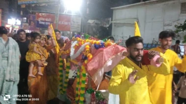 मथुरा में 90 साल की दादी की इच्छा हुई पूरी, नाती-बेटों ने पालकी में कराई ब्रज परिक्रमा