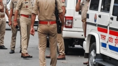 नोएडा में बदमाशों ने पुलिस वाले को ही लूट लिया, मारा-पीटा और चलती कार से बाहर फेंक हो गए फुर्र