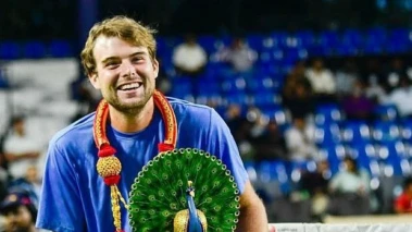Petr Bar Biryukov holds nerve to clinch title
