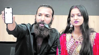 महाकुंभ की वायरल मोनालिसा पहुंची हाईकोर्ट, खुद को नाबालिग बताए जाने के खिलाफ दायर की याचिका