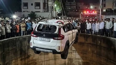 বাড়ি যাওয়ার এত তাড়া! শর্টকাট নিতে গিয়েই শেষ গোটা পরিবার, গভীর কুয়োয় উল্টে পড়ল গাড়ি, হাহাকার এলাকায়