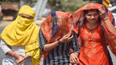 Aaj Ka Mausam: यूपी में 'अग्नि वर्षा' का कहर, 39 जिलों में Heatwave का अलर्ट, लखनऊ समेत कई शहरों में 48°C पहुंचा पारा