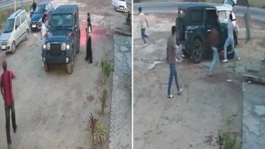 "நடுரோட்டில் ஓடும் காரை அடித்து நொறுக்கிய மனைவி!".. சினிமா பாணியில் நடந்த பயங்கர மோதல்.. தப்பிக்க கணவர் செய்த காரியம்.. வைரலாகும் ஷாக் வீடியோ..!!