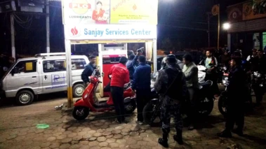 ভারতকে অনুসরণ, জ্বালানির দামে স্বস্তি আনতে কর কমাল নেপাল