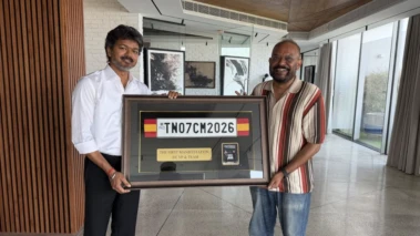 ரீல் டு ரியல்! கோட் பட நம்பர் பிளேட்டை முதல்வர் விஜய்க்கு பரிசளித்த வெங்கட் பிரபு!
