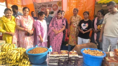 निराश्रित पशुओं को कराया गया फल एवं सब्जियों का वितरण