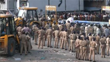 Violence breaks out after mosque demolished: मुम्बई में अवैध मस्जिद को गिराने पर भड़की हिंसा