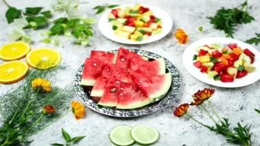 Health Tips : गर्मियों में शरीर को ठंडा और हाइड्रेटेड रखने के लिए खाएं ये सुपरफूड्स!