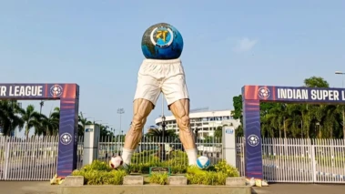 যুবভারতীর সামনে থেকে 'বিদঘুটে' মূর্তির বিদায়, ক্রীড়ামন্ত্রীর নির্দেশে সরল ভাস্কর্য