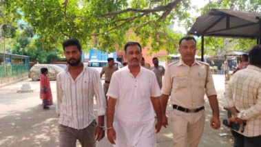 কেতুগ্রামের প্রাক্তন টিএমসি বিধায়ক শেখ সাহনাওয়াজ ঘনিষ্ঠ নেতাসহ ৩ জনকে আগ্নেয়াস্ত্রসহ পাকড়াও করল পুলিশ