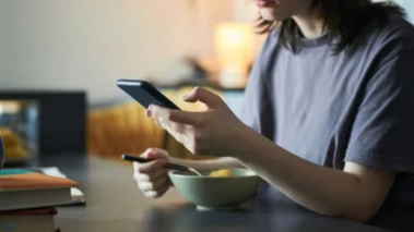 Eating While Scrolling? मोबाइल की ये आदत बिगाड़ सकती है आपका डाइजेशन सिस्टम