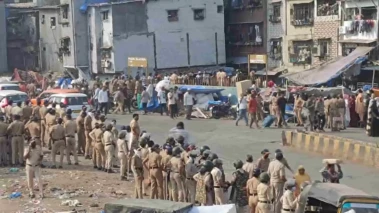 मुंबई: बांद्रा पूर्व में रेलवे अतिक्रमण हटाओ अभियान के दौरान हिंसक झड़प, भारी पथराव