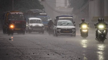 গাঙ্গেয় বঙ্গে টানা ঝড়বৃষ্টির পূর্বাভাস, উত্তর থেকে দক্ষিণ কোন জেলায় কেমন থাকবে আবহাওয়া?