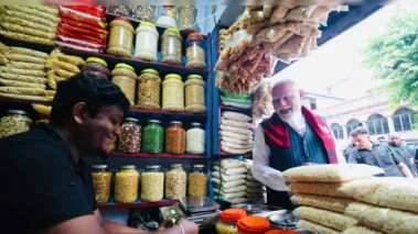 'மோடிக்கு நொறுக்கு தீனி கொடுத்தது ஒரு குத்தமா?'- கண்ணீர் விடும் ஏழை வியாபாரி