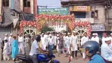বাঁকড়ায় বকরি ঈদের খুশির হাওয়া - নামাজ শেষে উৎসবের মেজাজে কোলাকুলি ও শুভেচ্ছা বিনিময়ে মাতলেন মুসলিম ধর্মাবলম্বীরা