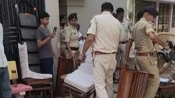 सीवान : कुर्की-जब्ती की कार्रवाई के दौरान कुख्यात खान ब्रदर्स के रिश्तेदार ने किया सरेंडर