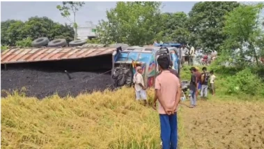বাদশাহী রাস্তায় পথ দুর্ঘটনা ঘটে মুর্শিদাবাদের চন্দ্রপুকুরে