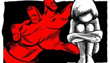 Child Sexual Assault अल्पवयीन मुलगी मामाच्या गावाला जात होती पण रेल्वे स्टेशनवरच नराधमाने तिला गाठले अन्