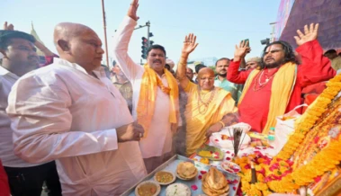 बड़े मंगल पर रिकाबगंज चौराहे पर लगा भव्य भंडारा, पूर्व मंत्री पवन पांडे ने बांटा प्रसाद