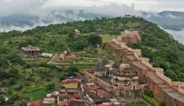 राजस्थानमधील कुंभलगडच्या तटबंदीला दुसऱ्या सर्वात लांब तटबंदीचा बहुमान