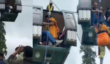 जम्मू-कश्मीर के गुलमर्ग में टला बड़ा हादसा! Ropeway में आई तकनीकी खराबी, हवा में फंसे 300 पर्यटक,  अब तक 100 का रेस्क्यू