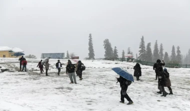Jammu-Kashmir Weather Today: कश्मीर में गर्मी ने तोड़े रिकॉर्ड! अब बदलेगा मौसम का मिज़ाज, जानें कब होगी बारिश और बर्फ़बारी