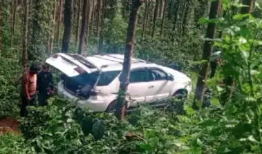 ತೋಟಕ್ಕೆ ನುಗ್ಗಿದ ಕಾರು: ಪ್ರವಾಸದಿಂದ ಹಿಂತಿರುಗುತ್ತಿದ್ದ 6 ಮಂದಿ ಪಾರು!
