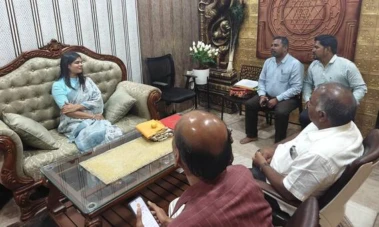 TVK Kanimozhi:அரியணையில் அமர்ந்து பேச்சு; அதிகாரிகளுக்கு அவமரியாதை? தவெக எம்எல்ஏ கனிமொழி விளக்கம்