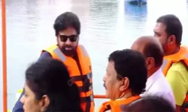 గోదావరిలో పవన్‌ పడవ ప్రయాణం..