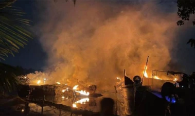 കൊല്ലത്ത് മത്സ്യബന്ധന ബോട്ടുകളില്‍ വന്‍ അഗ്നിബാധ; ഒമ്പത് ബോട്ടുകളും ഒരു ഫൈബര്‍ വള്ളവും കത്തിനശിച്ചു