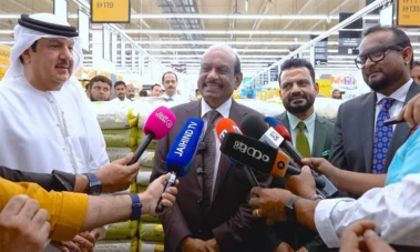 കൈയില്‍ കാശില്ലാതെ വന്നാല്‍ പോലും ജീവനക്കാര്‍ക്ക് യഥാസമയം ശമ്പളം കൊടുക്കും: എം എ യൂസഫലി