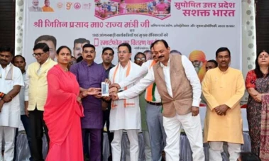 जितिन प्रसाद ने आंगनवाड़ी कार्यकत्रियों को स्मार्ट फोन वितरित किए
