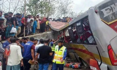 बांग्लादेश में बड़ा सड़क हादसा: मजदूरों से भरा ट्रक पलटा, 15 लोगों की मौत, 10 घायल