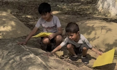 "அம்மா.. நான் பாஸ் ஆயிட்டேன்" கல்லறைக்கு ரிப்போர்ட் கார்டுடன் வந்த மழலைகள்.. இணையத்தை உறைய வைத்த வீடியோ..!!