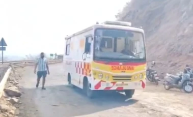 महाराष्ट्र : रायगढ़ में 1,000 फीट गहरी घाटी में वाहन गिरने से 8 लोगों की मौत, सीएम फडणवीस ने जताया दुख