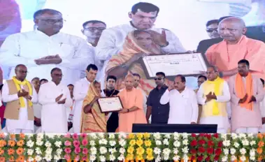 मुख्यमंत्री ने विभिन्न योजनाओं के लाभार्थियों को किया सम्मानित