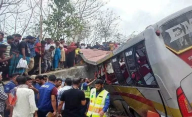 बांग्लादेश में बड़ा सड़क हादसा: मजदूरों से भरा ट्रक पलटा, 15 लोगों की मौत, 10 घायल