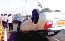 फ्लाईओवर खुलने के 24 घंटे में गाड़ी पलटी