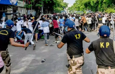 కోల్ కత: రోడ్లపై ప్రార్థనలు చేస్తామన్నా ఓ వర్గం, కుదరదన్న పోలీసులు