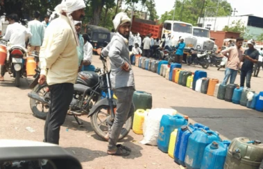 Photo - परभणीत पेट्रोल पंपांवर नागरिकांच्या रांगाच रांग