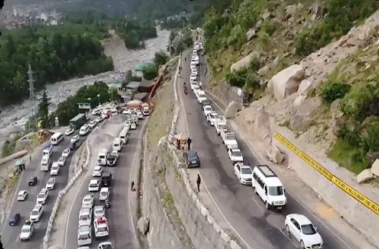 भीषण गर्मी के बीच हजारों की संख्या में मनाली पहुंचे पर्यटक, कई KM तक लगा लंबा जाम; घंटों तक फंसे रहे सैलानी, देखें तस्वीरें