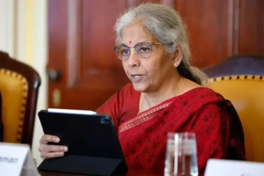 "सरकारला 1 लाख कोटींचा महसुली तोटा होऊ शकतो" अर्थमंत्री निर्मला सीतारामन यांनी व्यक्त केली भिती