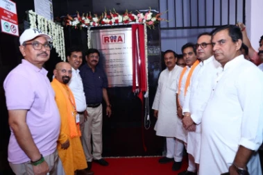 नोएडा में सांसद-विधायक ने सेक्टर-34 कम्युनिटी सेंटर में लिफ्ट का किया लोकार्पण, वरिष्ठ नागरिकों व दिव्यांगजनों को मिलेगी सुविधा