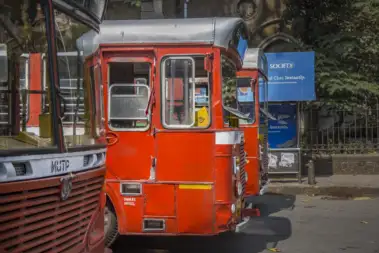 वाहतूककोंडीमुळे दादरवरून जाणाऱ्या बसमार्गांमध्ये बदल