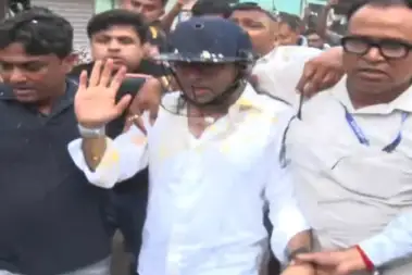 पश्चिम बंगाल : सोनारपुर में TMC सांसद अभिषेक बनर्जी पर पत्थर, अंडे और जूते फेंके गए, शर्ट फाड़ी, 'चोर-चोर' के नारे लगाए..